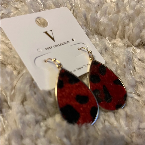 V Foxy Collection red leopard print earrings - Picture 3 of 3
